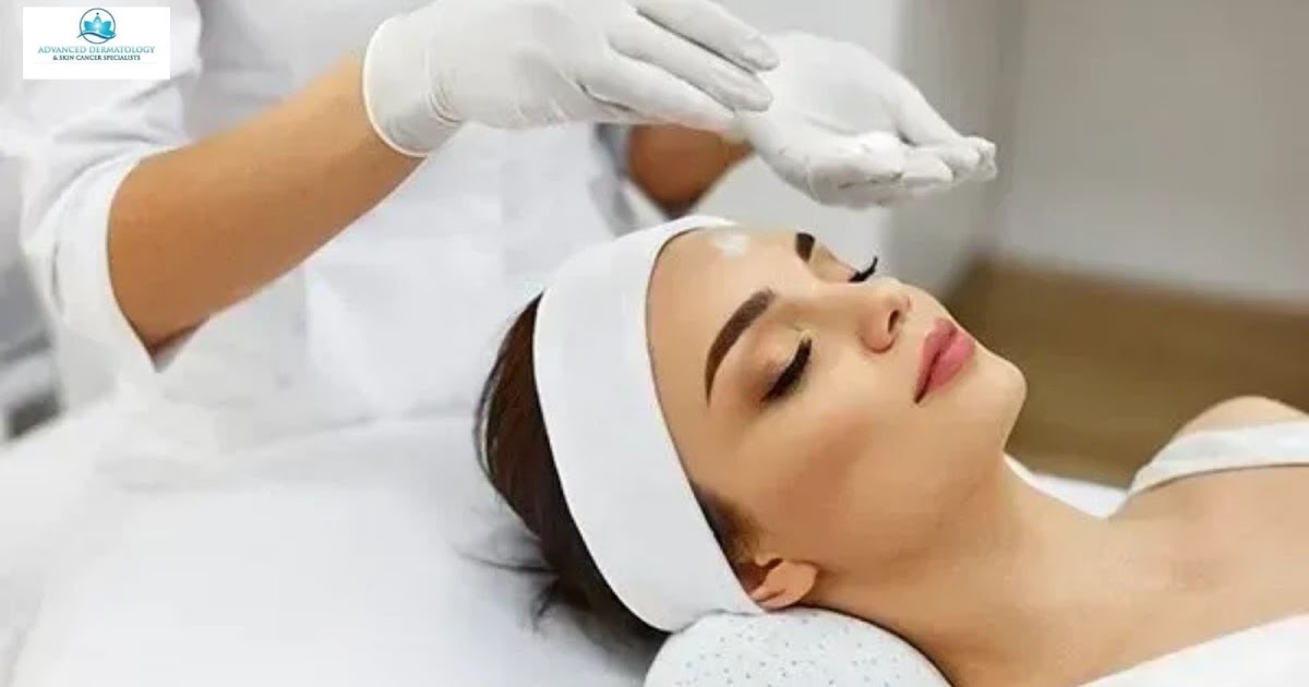 How Does a Cosmetic Skin Clinic Treat Your Acne and Scars?